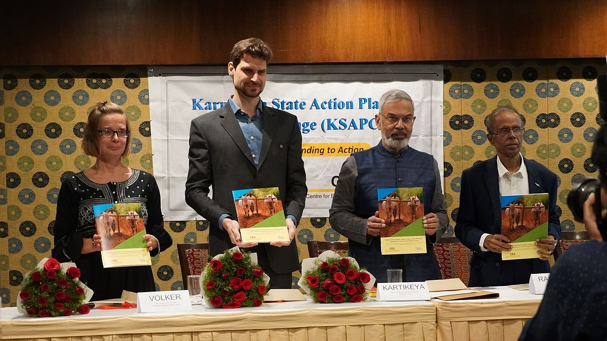 Ms. Ines Budarick and Mr. Volker Lennart Plän, HSF India, Mr. Kartikeya Sarabhai, CEE, and Dr. A. Ravinda, IAS, unveil the NAPCC-KSAPCC study paper.